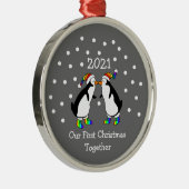 Onze eerste kerst samen 2021 (LGBT-pinguïns) Metalen Ornament (Rechts)