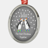 Onze eerste kerst samen 2021 (LGBT-pinguïns) Metalen Ornament (Links)