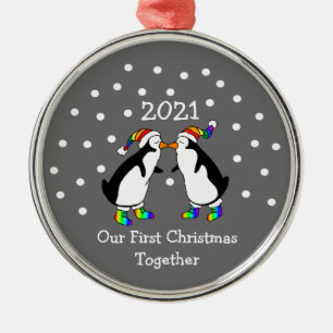 Onze eerste kerst samen 2021 (LGBT-pinguïns) Metalen Ornament