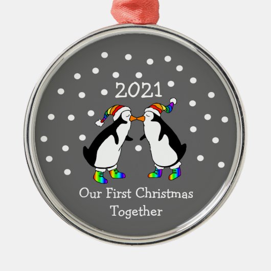 Onze eerste kerst samen 2021 (LGBT-pinguïns) Metalen Ornament (Voorkant)