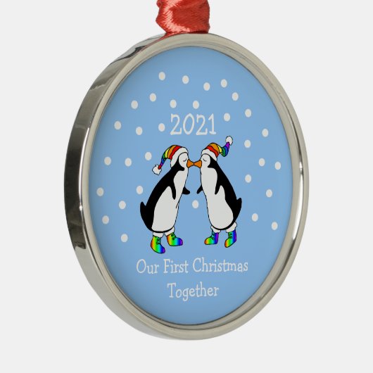Onze eerste kerst samen 2021 (LGBT-pinguïns) Metalen Ornament (Rechts)