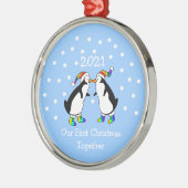Onze eerste kerst samen 2021 (LGBT-pinguïns) Metalen Ornament (Links)