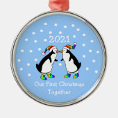 Onze eerste kerst samen 2021 (LGBT-pinguïns) Metalen Ornament (Voorkant)