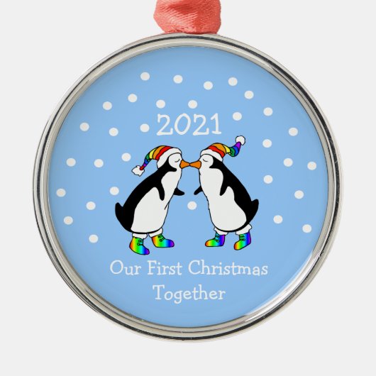 Onze eerste kerst samen 2021 (LGBT-pinguïns) Metalen Ornament (Voorkant)