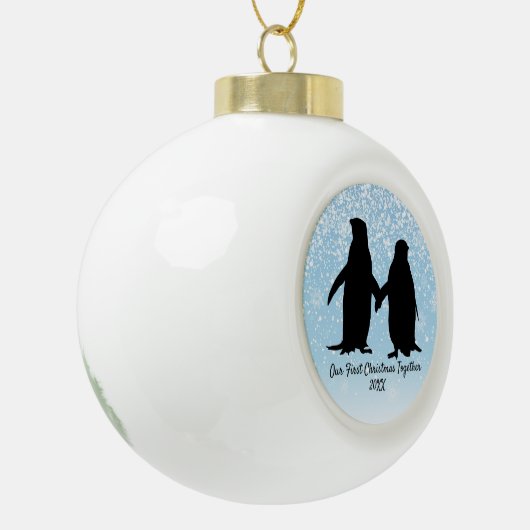 Onze eerste kerst samen met onze pinguïns keramische bal ornament (Links)