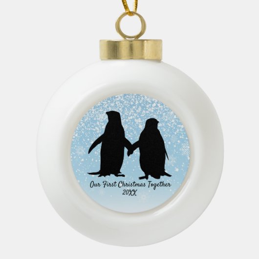 Onze eerste kerst samen met onze pinguïns keramische bal ornament (Voorkant)