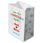 Onze eerste kerst samen met sneeuwvlokken medium cadeauzakje (Achterkant Gekanteld)