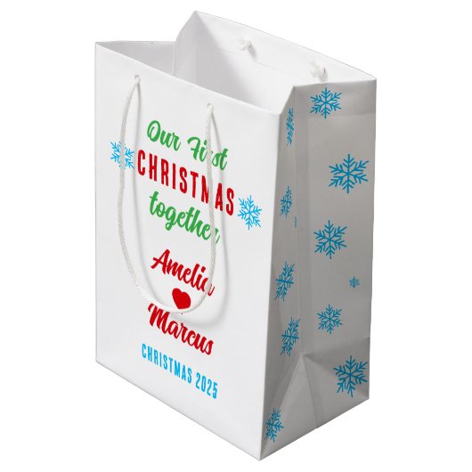 Onze eerste kerst samen met sneeuwvlokken medium cadeauzakje (Achterkant Gekanteld)