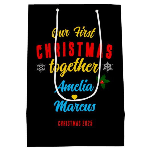 Onze eerste kerst samen met sneeuwvlokken medium cadeauzakje (Achterkant)