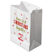 Onze eerste kerst samen met sneeuwvlokken medium cadeauzakje (Voorkant Gekanteld)