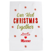 Onze eerste kerst samen met sneeuwvlokken medium cadeauzakje (Achterkant)