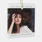 Onze Eerste Kerst Samen Witte Sneeuw Overlay Keramisch Ornament (Rechts)