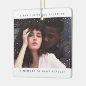 Onze Eerste Kerst Samen Witte Sneeuw Overlay Keramisch Ornament (Links)