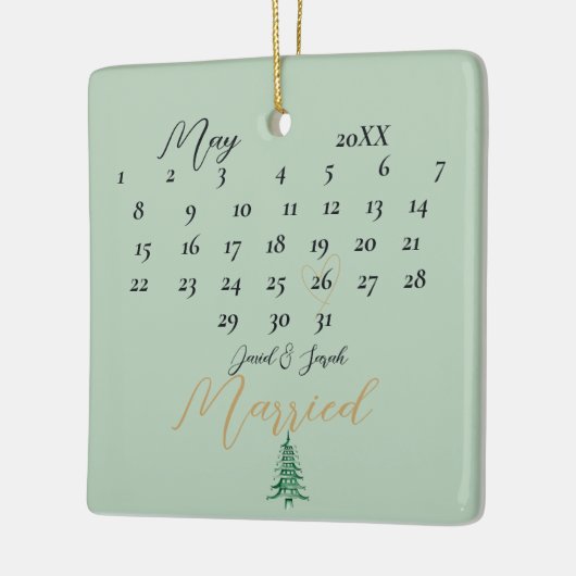 Onze eerste kerst trouwde met een groene pagodeboo keramisch ornament (Links)