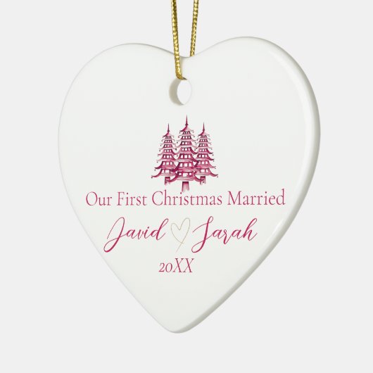 Onze eerste kerst trouwde met een rode pagode keramisch ornament (Links)