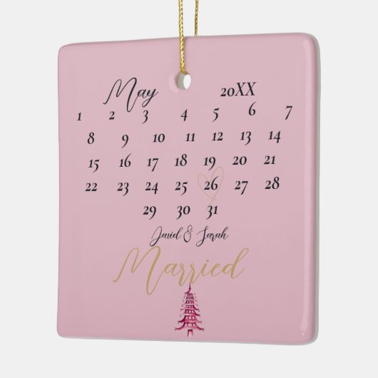 Onze eerste kerst trouwde met een rode pagode keramisch ornament (Links)