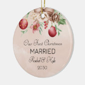 Onze eerste kerst trouwde met verloofde bloemen keramisch ornament (Links)