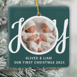 Onze eerste kerst tweeling foto groene Keepsake Keramisch Ornament<br><div class="desc">Dit leuke Twins First Christmas Photo Ornament is versierd met het woord JOY in stijlvolle scripttypografie op een groene achtergrond. Eenvoudig aan te passen met uw foto,  namen en jaar.</div>