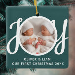 Onze eerste kerst tweeling foto groene Keepsake Keramisch Ornament<br><div class="desc">Dit leuke Twins First Christmas Photo Ornament is versierd met het woord JOY in stijlvolle scripttypografie op een groene achtergrond. Eenvoudig aan te passen met uw foto,  namen en jaar.</div>