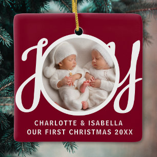 Onze Eerste Kerst Tweeling Foto Joy Maroon Keramisch Ornament