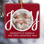 Onze eerste kerst tweeling foto rode keepsake keramisch ornament<br><div class="desc">Dit leuke Twins First Christmas Photo Ornament is versierd met het woord JOY in stijlvolle scripttypografie op een rode achtergrond. Eenvoudig aan te passen met uw foto,  namen en jaar.</div>
