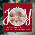 Onze eerste kerst tweeling foto rode keepsake keramisch ornament<br><div class="desc">Dit leuke Twins First Christmas Photo Ornament is versierd met het woord JOY in stijlvolle scripttypografie op een rode achtergrond. Eenvoudig aan te passen met uw foto,  namen en jaar.</div>