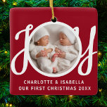 Onze eerste kerst tweeling foto rode keepsake keramisch ornament<br><div class="desc">Dit leuke Twins First Christmas Photo Ornament is versierd met het woord JOY in stijlvolle scripttypografie op een rode achtergrond. Eenvoudig aan te passen met uw foto,  namen en jaar.</div>