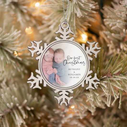 Onze eerste kerst Twin Baby foto naam jaar Tin Sneeuwvlok Ornament (Boom)