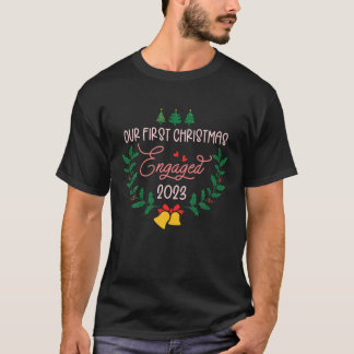 Onze eerste kerst verloofd 2023 Verloving paar T-shirt