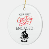 Onze Eerste Kerst Verloofd 2025 Keramisch Ornament (Links)