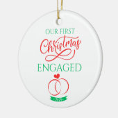 Onze Eerste Kerst Verloofd 2025 Keramisch Ornament (Links)