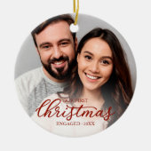 Onze Eerste Kerst Verloofd Elegante Rode Script Keramisch Ornament (Voorkant)