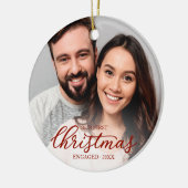 Onze Eerste Kerst Verloofd Elegante Rode Script Keramisch Ornament (Links)