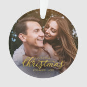 Onze Eerste Kerst Verloofd Goud Folie Schrift Ornament (voorkant)