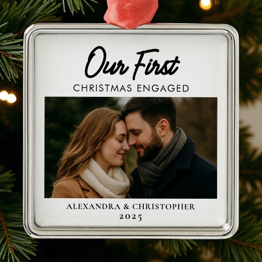 Onze eerste kerst verloofde ons met minimalistisch metalen ornament