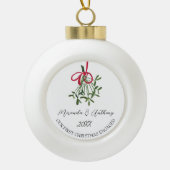 Onze eerste kerst verloofde Waterverf Mistletoe Keramische Bal Ornament (Voorkant)