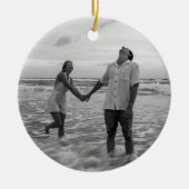 Onze eerste kerst verloofde zwart-wit foto keramisch ornament (Voorkant)