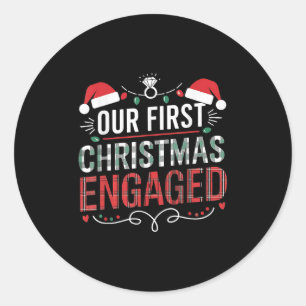 Onze Eerste Kerst Verloving 2024 Koppel Pyjama C Ronde Sticker