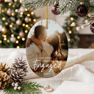 Onze Eerste Kerst Verloving Aangepaste Foto Ovaal Keramisch Ornament