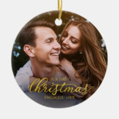 Onze Eerste Kerst Verloving Goud Folie Schrift Keramisch Ornament (Voorkant)