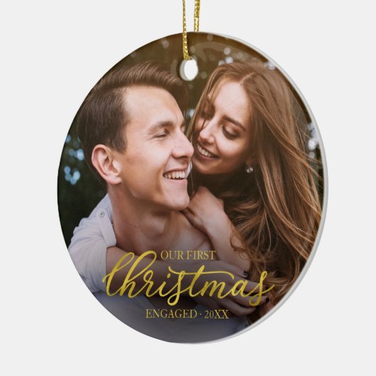 Onze Eerste Kerst Verloving Goud Folie Schrift Keramisch Ornament (Links)