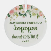 Onze Eerste Kerst Verloving Persoonlijk Koppel Glas Ornament (Achterkant)