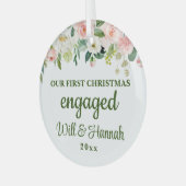 Onze Eerste Kerst Verloving Persoonlijk Koppel Glas Ornament (Voorkant links)