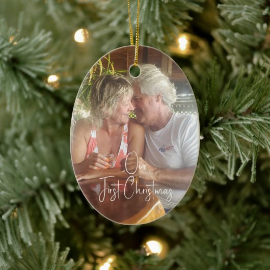 Onze eerste kerstakerkeramische ovalen-versiering keramisch ornament (Boom)