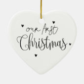 Onze eerste kerstakerkerkerst met rode kerstaven keramisch ornament (Achterkant)