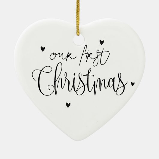 Onze eerste kerstakerkerkerst met rode kerstaven keramisch ornament (Achterkant)