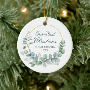 Onze eerste kerstavond met eucalyptus blaast keramisch ornament