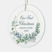 Onze eerste kerstavond met eucalyptus blaast keramisch ornament (Links)