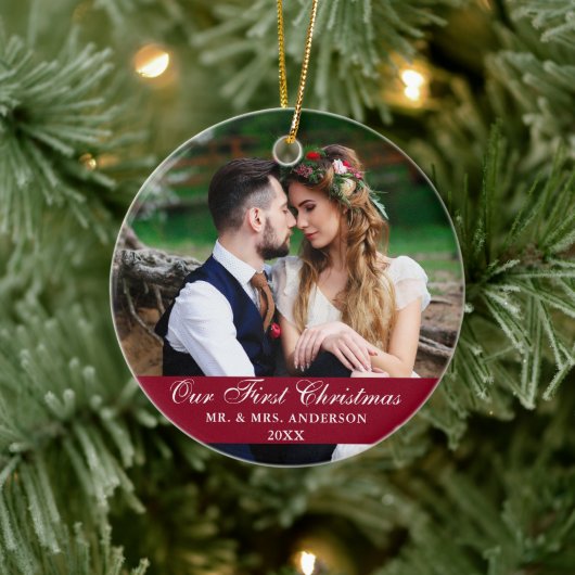 Onze eerste kerstbruiloft Foto Burgundy Keramisch Ornament (Boom)