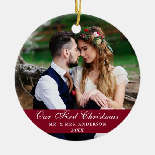 Onze eerste kerstbruiloft Foto Burgundy Keramisch Ornament (Voorkant)